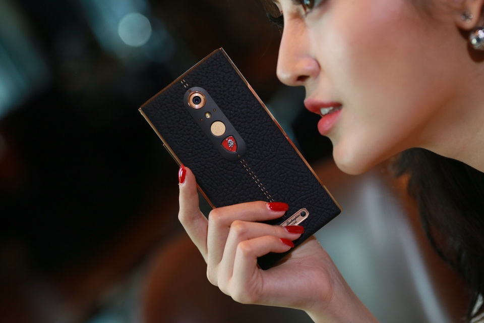 Á Hậu Huyền My bất ngờ xuất hiện bên “doanh nhân” Tonino Lamborghini - 5 Á Hậu Huyền My bất ngờ xuất hiện bên “doanh nhân” Tonino Lamborghini - 5