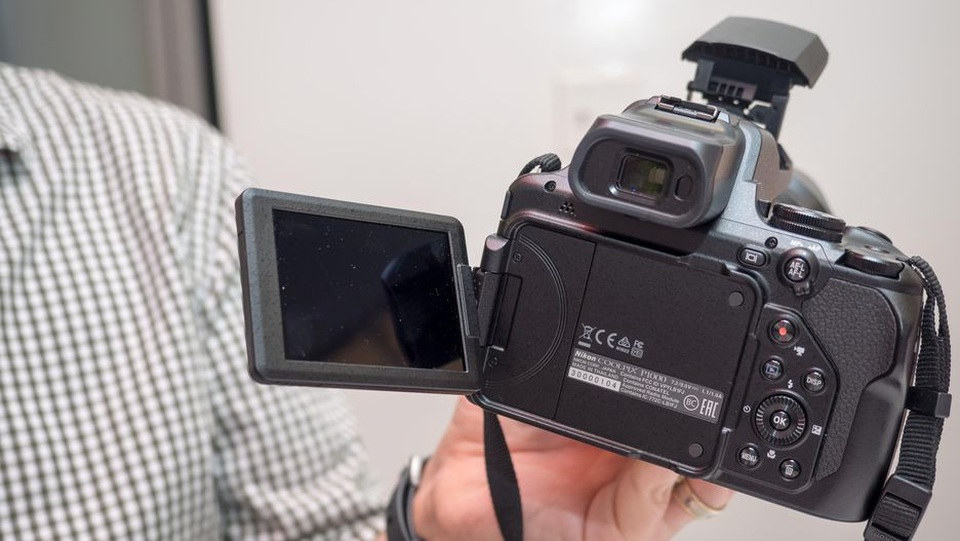 Nikon phá kỷ lục với máy ảnh zoom quang học lên tới 125x - 4 Để giảm thiểu rung ở những khoảng cách cực đoan như vậy, Nikon đã kết hợp công nghệ Dual Detect Optical VR, hứa hẹn năm điểm dừng bù rung máy ảnh. P1000 cũng sử dụng động cơ xử lý EXPEED mới nhất của Nikon