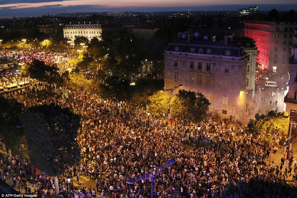 Minh tinh 50 tuổi cổ vũ bạn trai tại World Cup - 8 Minh tinh 50 tuổi cổ vũ bạn trai tại World Cup - 8