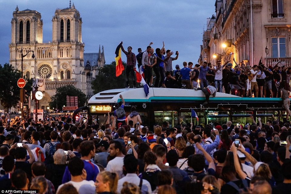 Minh tinh 50 tuổi cổ vũ bạn trai tại World Cup - 10
Những chú gà trống Gô-loa đang có cơ hội cầm trên tay chiếc cúp vàng vô địch sau 20 năm chờ đợi.
