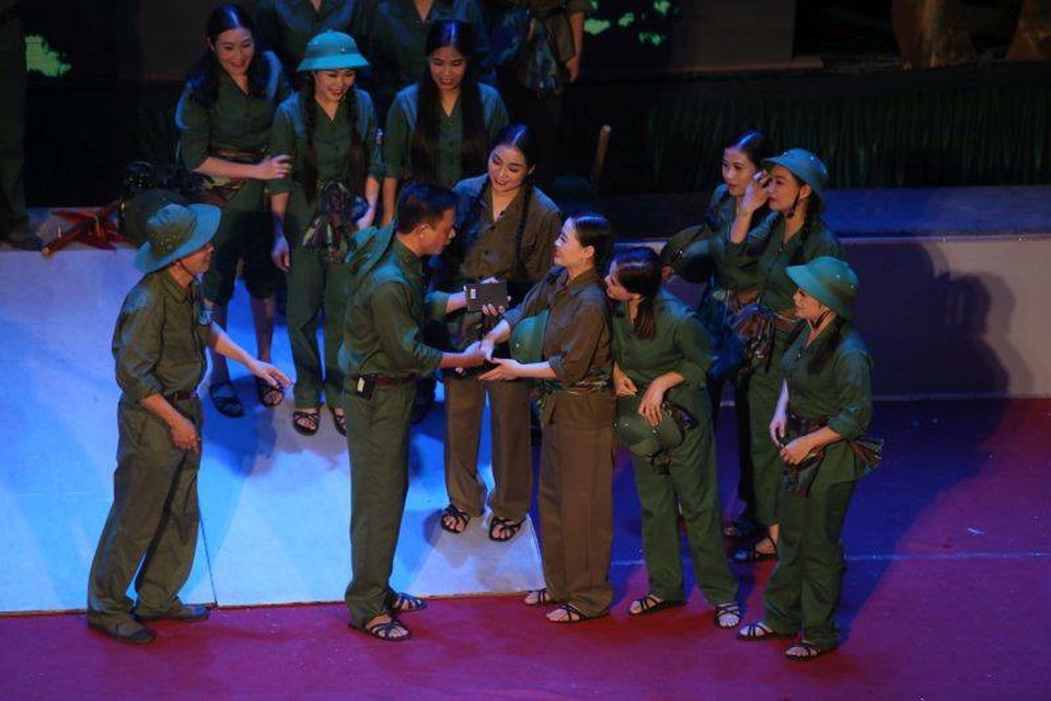 “Khoảng trời con gái” - Tri ân 10 cô gái TNXP Ngã ba Đồng Lộc - 1 “Khoảng trời con gái” là vở kịch nhằm tri ân 10 cô gái TNXP Ngã ba Đồng Lộc