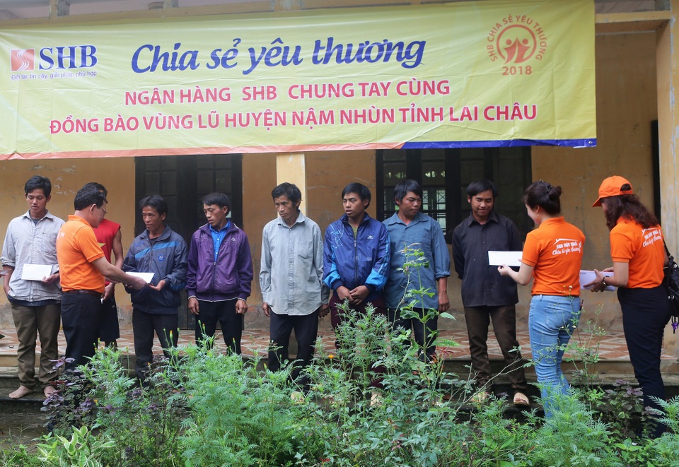 SHB chung tay ủng hộ người dân vùng lũ - 1