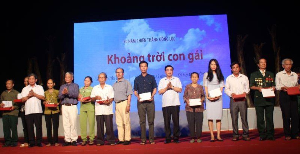 “Khoảng trời con gái” - Tri ân 10 cô gái TNXP Ngã ba Đồng Lộc - 3
Ban tổ chức đã trao các suất quà tới gia đình các liệt sĩ TNXP đã hy sinh tại Ngã ba Đồng Lộc