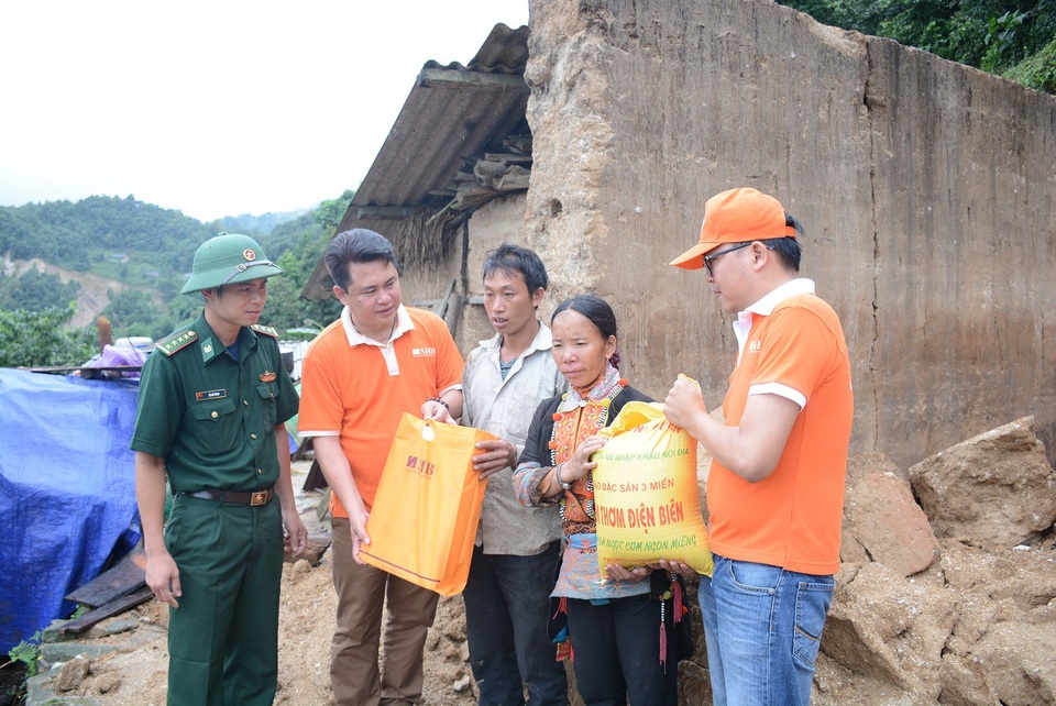 SHB chung tay ủng hộ người dân vùng lũ - 2