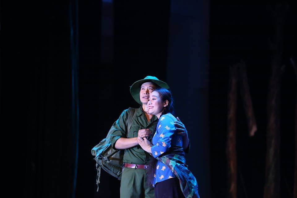 “Khoảng trời con gái” - Tri ân 10 cô gái TNXP Ngã ba Đồng Lộc - 2 Một cảnh trong vở kịch