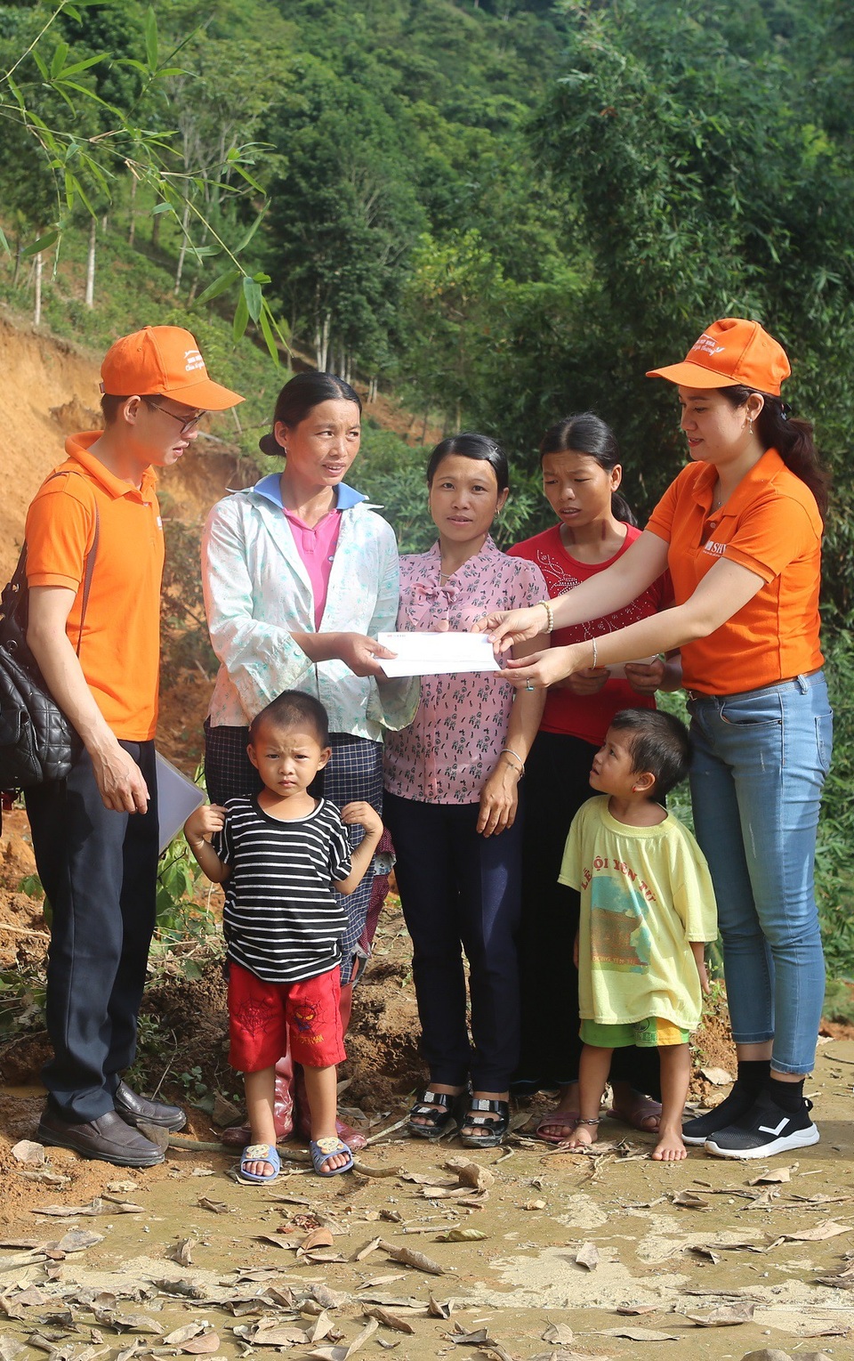 SHB chung tay ủng hộ người dân vùng lũ - 3