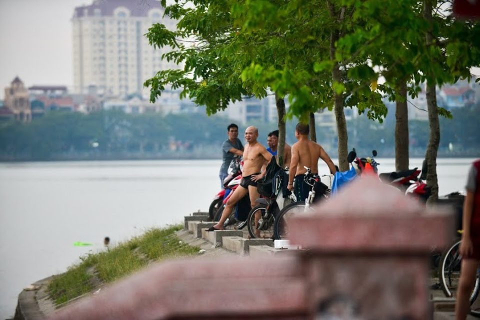 Dân Hà thành vẫn vô tư tắm Hồ Tây "giải nhiệt" mặc mùi cá chết tanh nồng - 5 Cũng vì lượng người tắm đông nên khu vực này được ví như bãi biển giữa lòng Hà Nội.