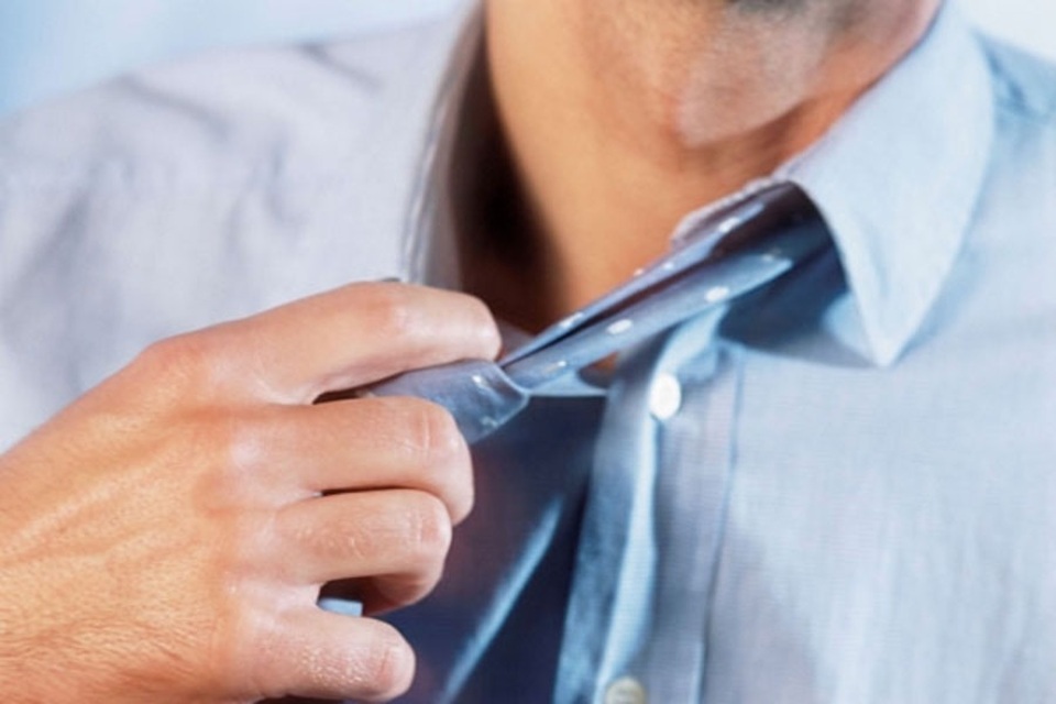 Cà-vạt có thể làm giảm lưu lượng máu đến não - 1 Đeo cà-vạt có thể chèn ép vào các tĩnh mạch ở cổ và dẫn đến hạn chế lưu lượng máu đến não.