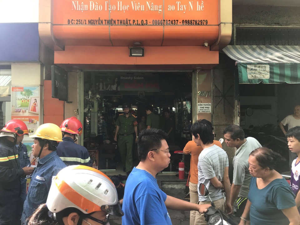 Cháy tiệm tóc trong chợ, tiểu thương nháo nhào tháo chạy - 3 Lực lượng chữa cháy tiếp cận hiện trường ngay sau đó nên khống chế đám cháy kịp thời