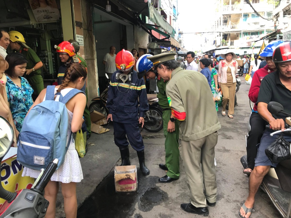 Cháy tiệm tóc trong chợ, tiểu thương nháo nhào tháo chạy - 2 Cháy tiệm tóc trong chợ, tiểu thương nháo nhào tháo chạy - 2