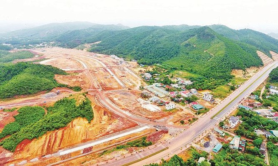 Nơi dự kiến trở thành đặc khu: Giá đất vẫn giữ cao dù giao dịch “đóng băng” - 1 Giao dịch tại Vân Đồn và Bắc Vân Phong gần như bị đóng băng hoàn toàn. Trong khi đó, thị trường bất động sản Phú Quốc thì bị ảnh hưởng ít hơn.