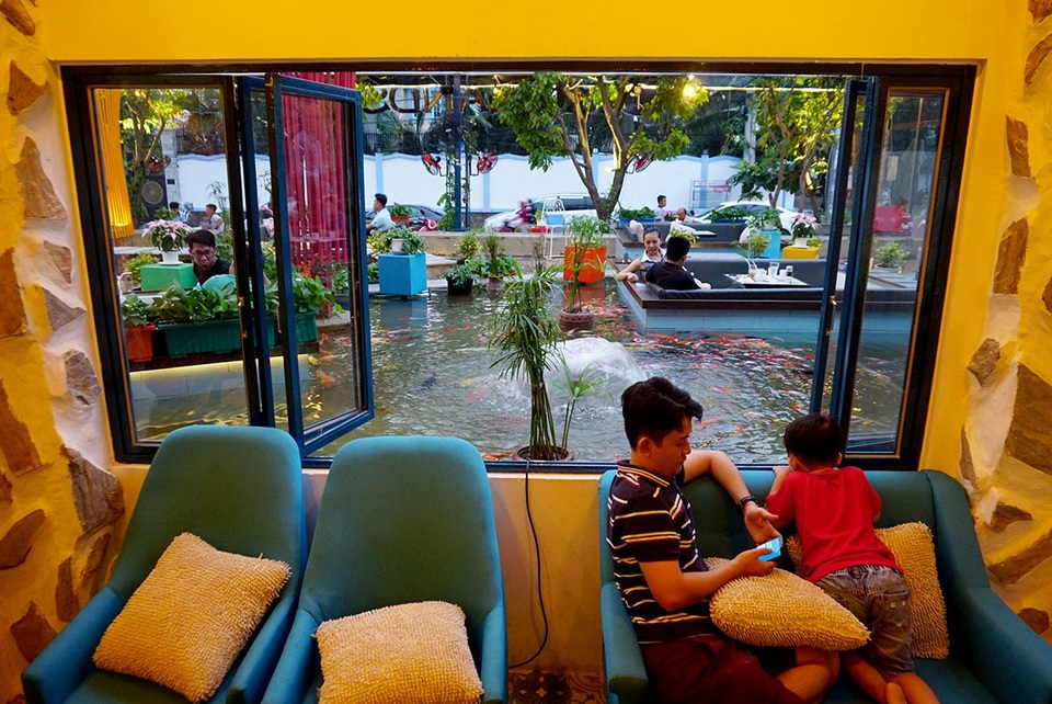 Thú vị trải nghiệm ngồi dưới lòng hồ, vừa uống cà phê vừa ngắm cá lội - 9 Quán có thêm phòng lạnh nhìn ra khu vực hồ cá qua khung cửa sổ.
