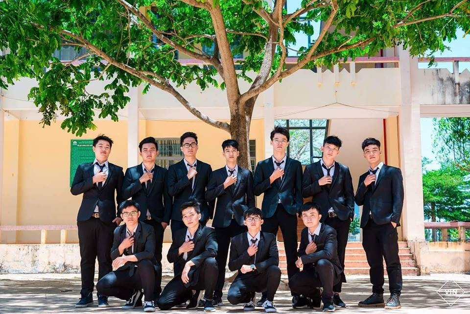 Nam sinh đạt điểm 10 duy nhất của tỉnh Đắk Nông với môn tiếng Anh - 2 Duy (hàng đầu, bên trái) cùng các thành viên trong lớp chuyên anh