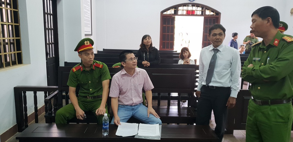 Y án người nổi tiếng tố cáo tham nhũng nhiều nhất Tây Nguyên - 2 Ông Trần Minh Lợi trao đổi với luật sư của mình