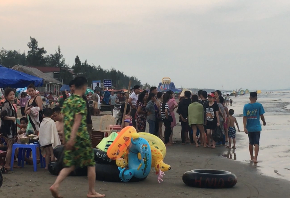 Cứu 4 nạn nhân đuối nước, 1 chiến sĩ Cảnh sát PCCC bị thương - 2 3 nạn nhân đã được đưa lên bờ an toàn