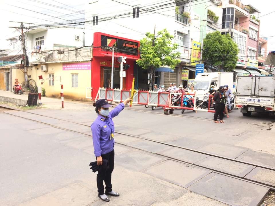 Nghề gác chắn tàu: Đâu chỉ dành cho đàn ông - 3 Nghề gác chắn tàu: Đâu chỉ dành cho đàn ông - 3