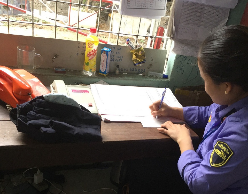 Nghề gác chắn tàu: Đâu chỉ dành cho đàn ông - 2 Công việc hàng ngày của các chị là ghi chép nhật ký giờ tàu chạy