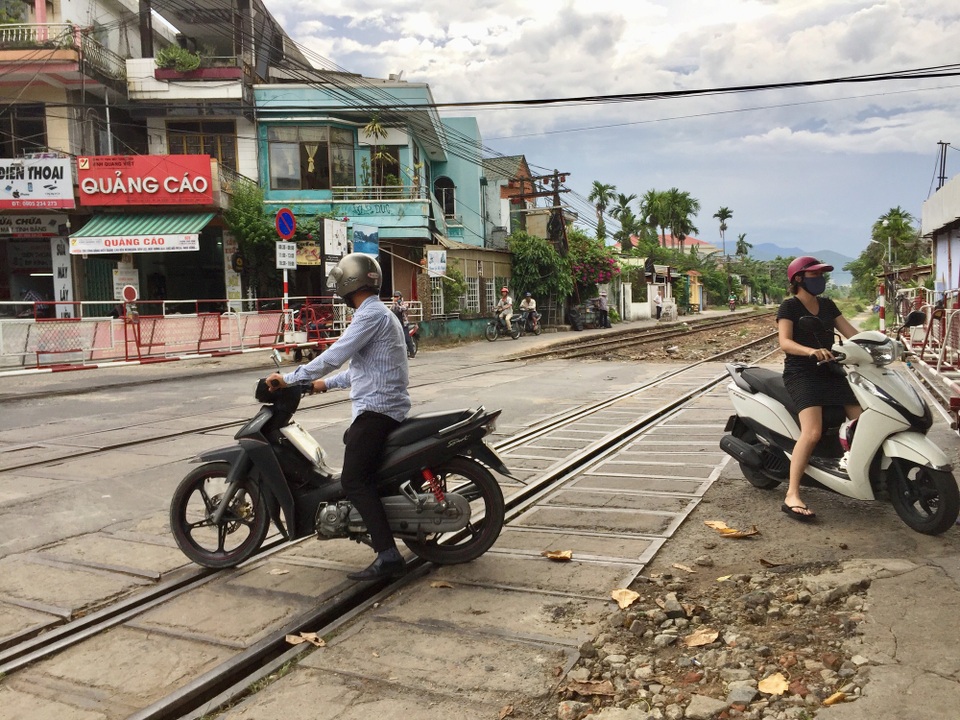 Nghề gác chắn tàu: Đâu chỉ dành cho đàn ông - 5 Một trong những khó khăn mà các chị em làm nghề gác chắn tàu chia sẻ là vẫn có những người ý thức tuân thủ luật giao thông kém