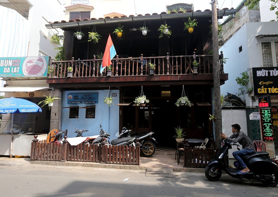 Thú vị khi uống cà phê trong hầm biệt động Sài Gòn - 1
Căn nhà là nơi hoạt động bí mật của dân Biệt động thành trước năm 1975. Sau thống nhất, anh Trần Vũ Bình đã chuộc lại để mở quán cà phê biệt động.