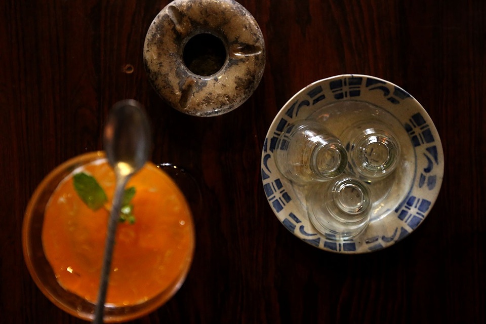 Thú vị khi uống cà phê trong hầm biệt động Sài Gòn - 16
Những chiếc li, tách trà hay chiếc gạt tàn thuốc cũng đã trải qua hàng chục năm.