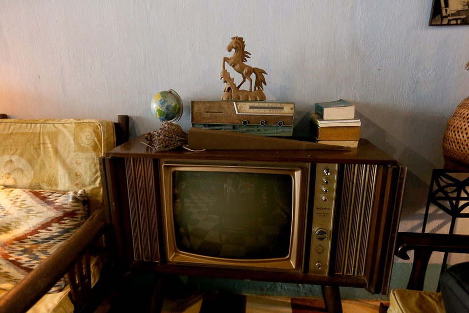 Thú vị khi uống cà phê trong hầm biệt động Sài Gòn - 13
Chiếc tivi vẫn được đặt đúng vị trí cách đây nửa thế kỷ.