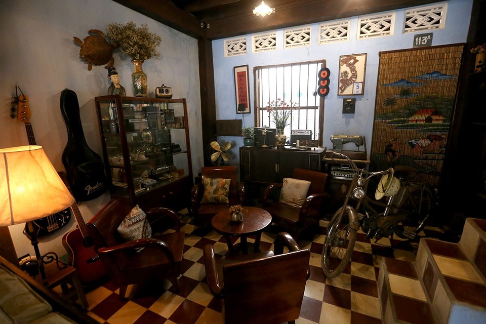 Thú vị khi uống cà phê trong hầm biệt động Sài Gòn - 15
Toàn bộ vật dụng bên trong căn nhà đều được anh Bình sưu tầm từ nhiều năm.