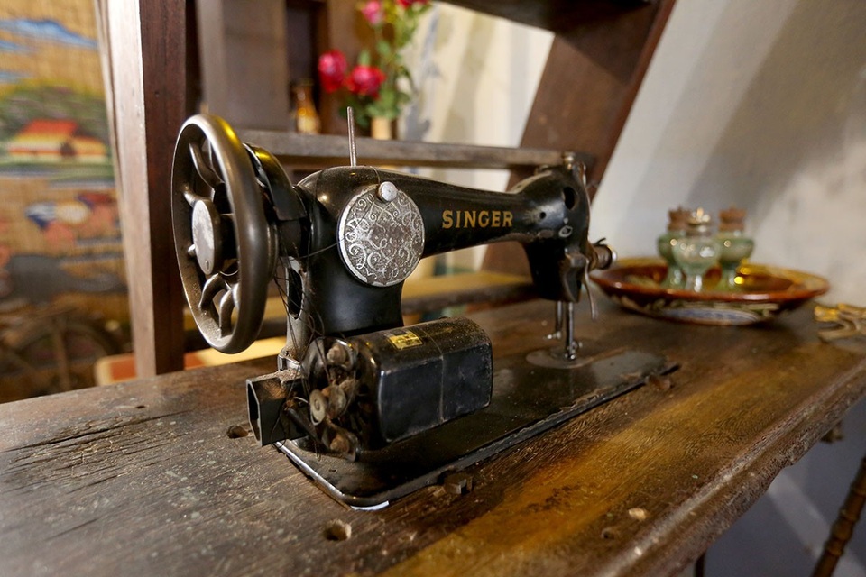 Thú vị khi uống cà phê trong hầm biệt động Sài Gòn - 12
Chiếc máy may có tuổi đời hơn 50 năm.