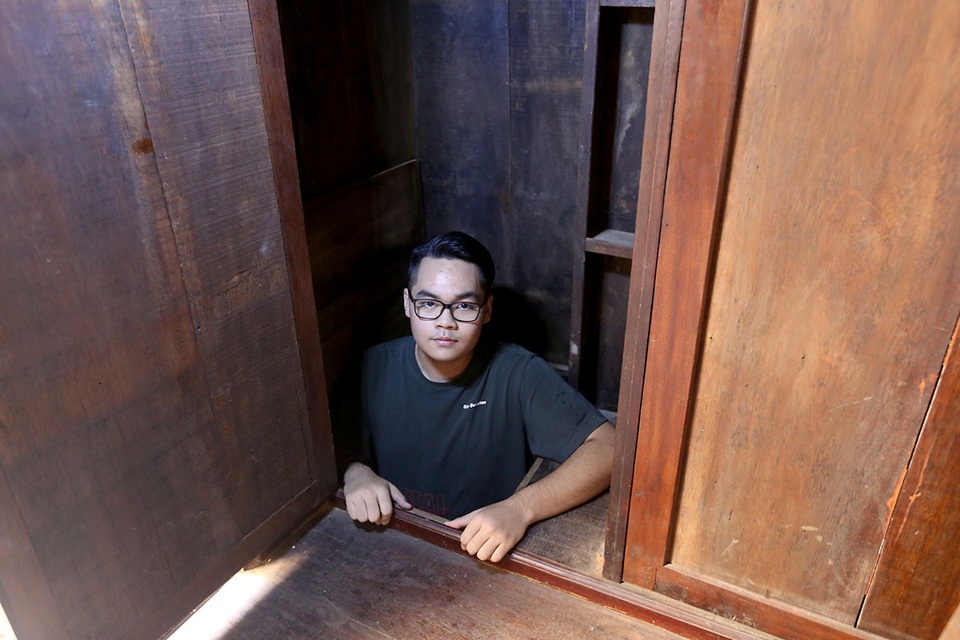 Thú vị khi uống cà phê trong hầm biệt động Sài Gòn - 10
Cũng trên tầng lầu còn 1 căn hầm bí mật khác có chiều sâu 3m được ngụy trang bằng chiếc tủ gỗ, vừa đủ để 1 người chui vào khi gặp nguy hiểm.