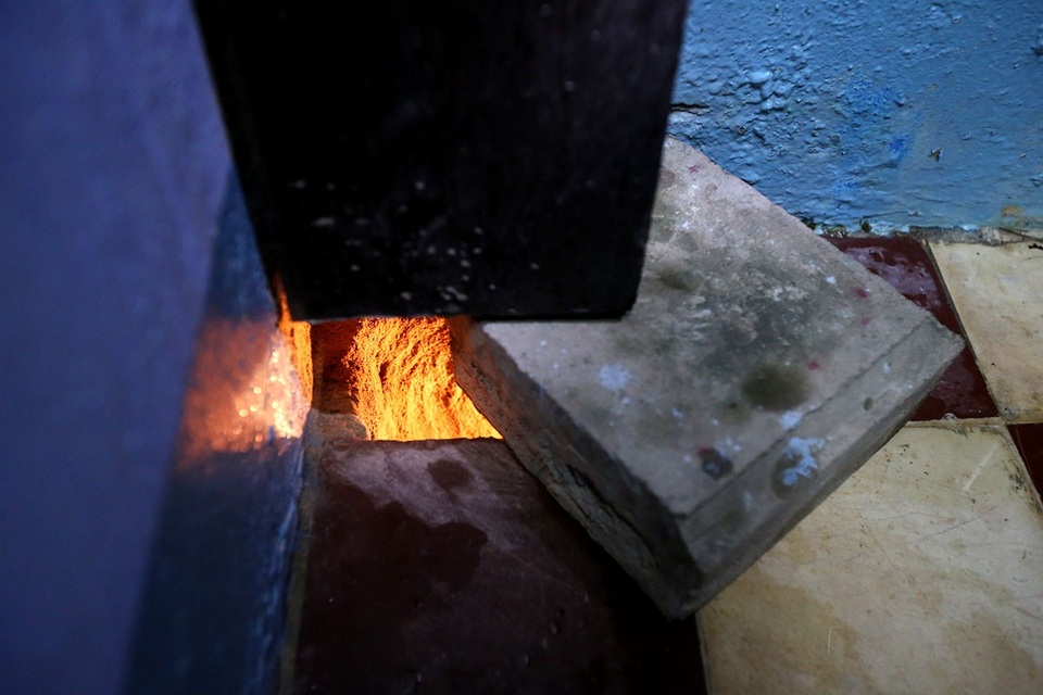 Thú vị khi uống cà phê trong hầm biệt động Sài Gòn - 8
Quanh nhà là một số hốc để thư từ, tài liệu mật, vũ khí nhỏ... được nguy trang bằng gạch bông. Bên trên là đồ dùng sinh hoạt hàng ngày nên đối phương khó phát hiện được.