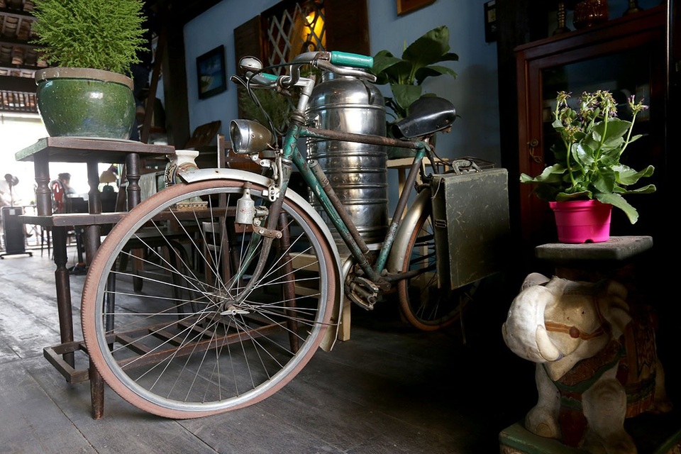 Thú vị khi uống cà phê trong hầm biệt động Sài Gòn - 5
Những kỷ vật trải qua hàng thập kỷ.