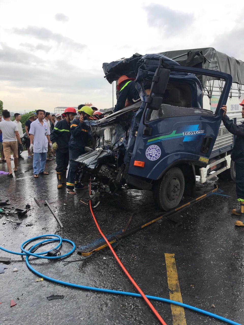 3 xe đâm nhau nát đầu, 3 người thương vong - 1 Tại hiện trường, chiếc xe tải này có 3 người gồm 2 vợ chồng và 1 phụ xe mắc kẹt trong cabin.