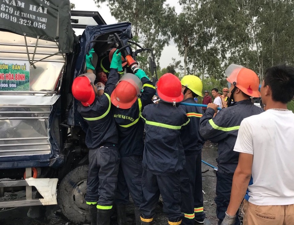 3 xe đâm nhau nát đầu, 3 người thương vong - 4
Lực lượng cứu hộ cố gắng đưa tài xế mắc kẹt trong cabin ra ngoài.