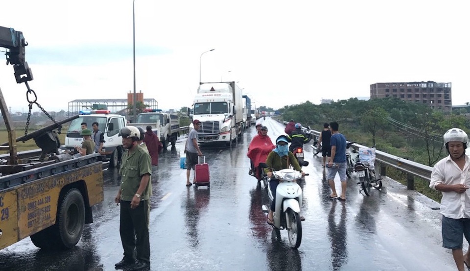 3 xe đâm nhau nát đầu, 3 người thương vong - 10
Vụ tai nạn nghiêm trọng cộng với cơn mưa khiến giao thông qua khu vực khó khăn.