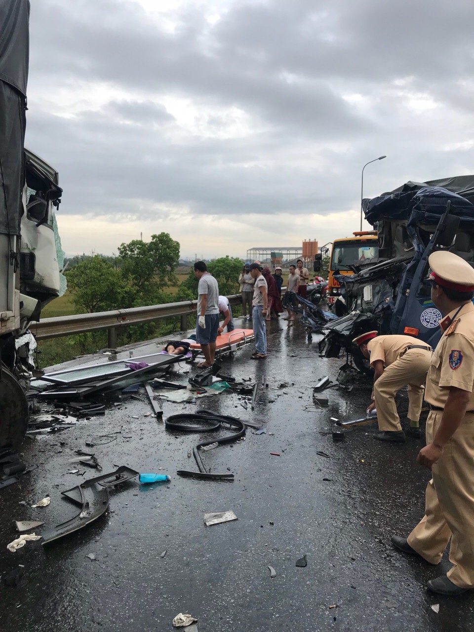 3 xe đâm nhau nát đầu, 3 người thương vong - 6
Hiện trường vụ tai nạn.