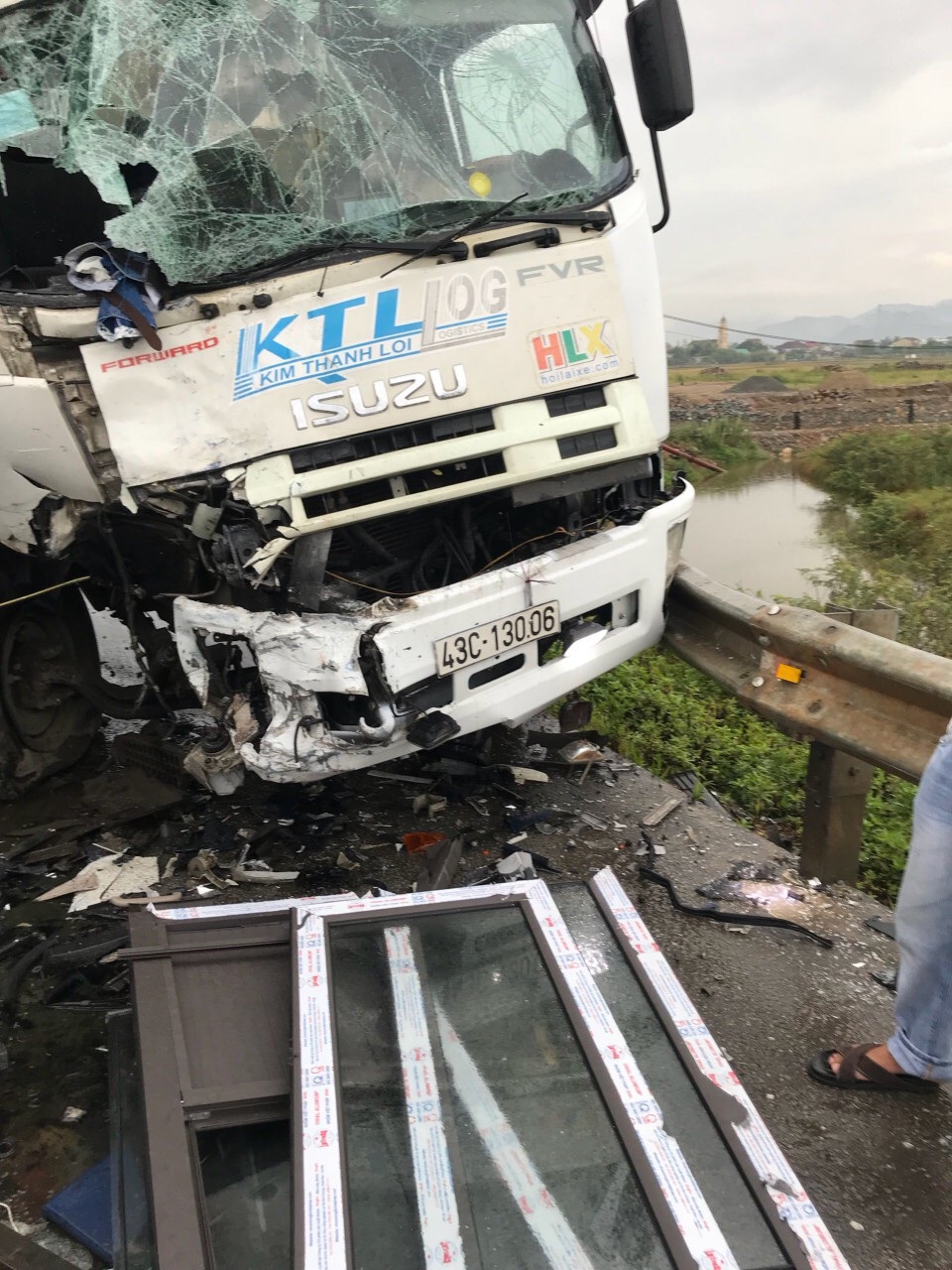 3 xe đâm nhau nát đầu, 3 người thương vong - 8
Cả 3 chiếc xe cùng bị hư hỏng nặng sau vụ tai nạn.