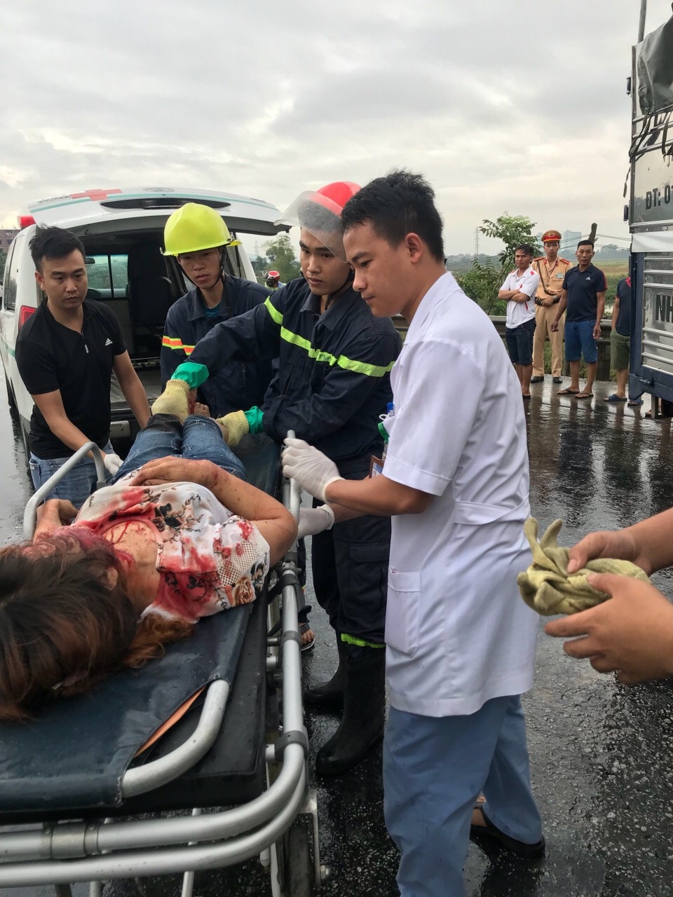 3 xe đâm nhau nát đầu, 3 người thương vong - 9
Một người phụ nữ bị thương.