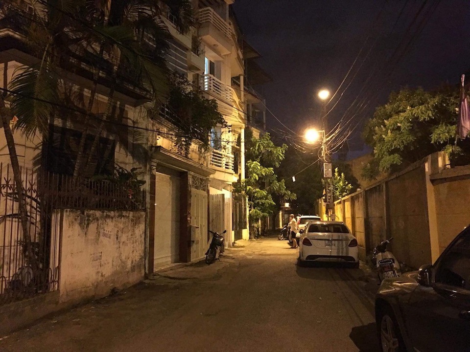 Công an khám nhà ông Phạm Đình Trọng - 1 
Công an, Viện kiểm sát thực hiện lệnh khám xét nhà riêng ông Phạm Đình Trọng.