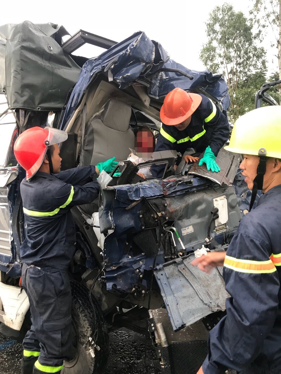 3 xe đâm nhau nát đầu, 3 người thương vong - 3
Giải cứu nạn nhân mắc kẹt trong đầu xe nát bét.