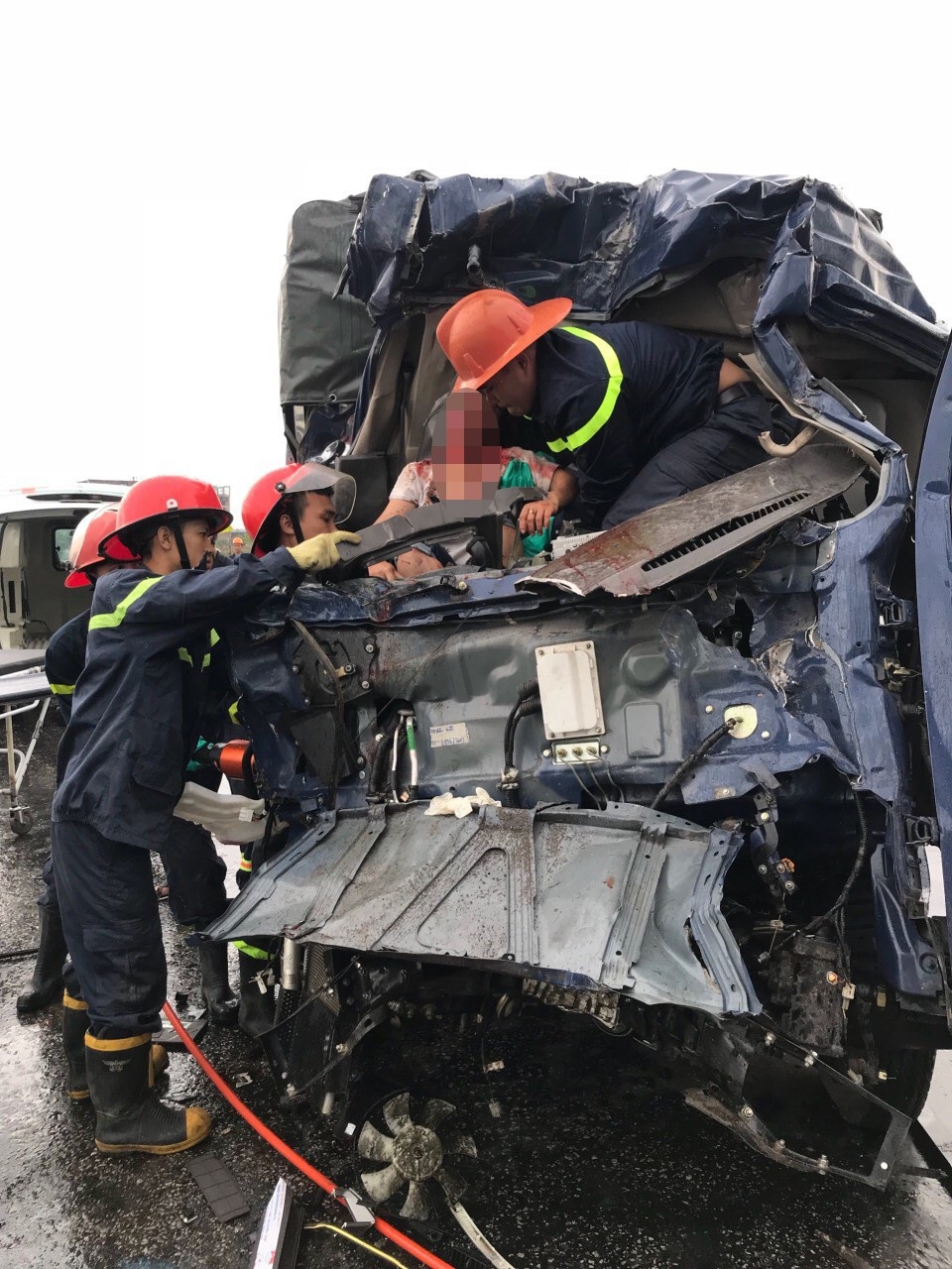 3 xe đâm nhau nát đầu, 3 người thương vong - 2 3 xe đâm nhau nát đầu, 3 người thương vong - 2