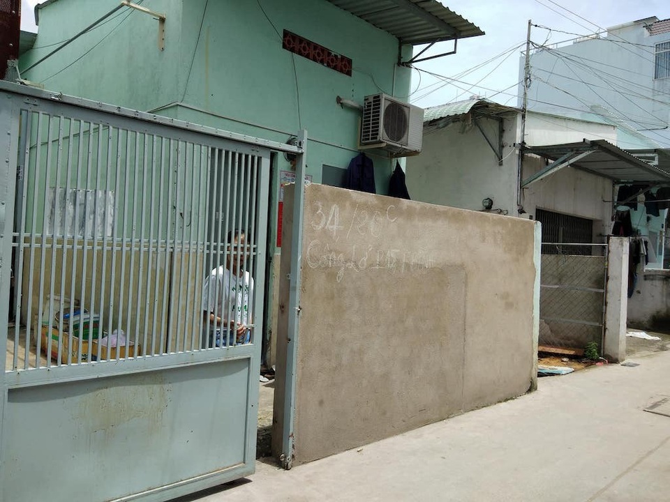 Nổ súng ở khu nhà trọ, 2 người bị thương, nghi phạm tự tử - 1 Khu nhà trọ nơi xảy ra vụ nổ súng