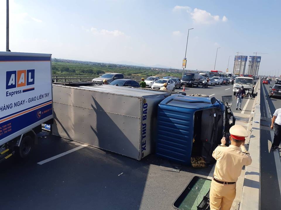 Hà Nội: Xe tải lật ngửa chắn ngang cầu Nhật Tân - 1 Chiếc ô tô tải bị lật ngang cầu Nhật Tân khiến giao thông qua lại bị ùn ứ cục bộ (Ảnh: CTV)