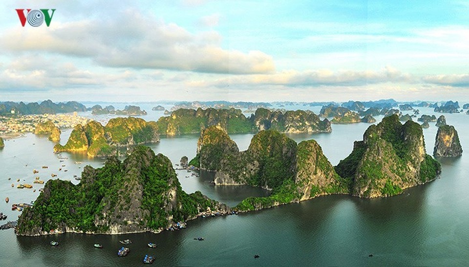 Du khách vẫn leo núi Bài Thơ bất chấp lệnh cấm - 1