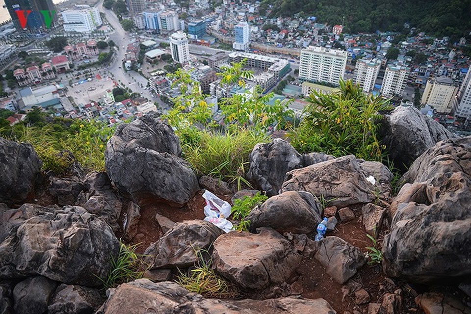 Du khách vẫn leo núi Bài Thơ bất chấp lệnh cấm - 12