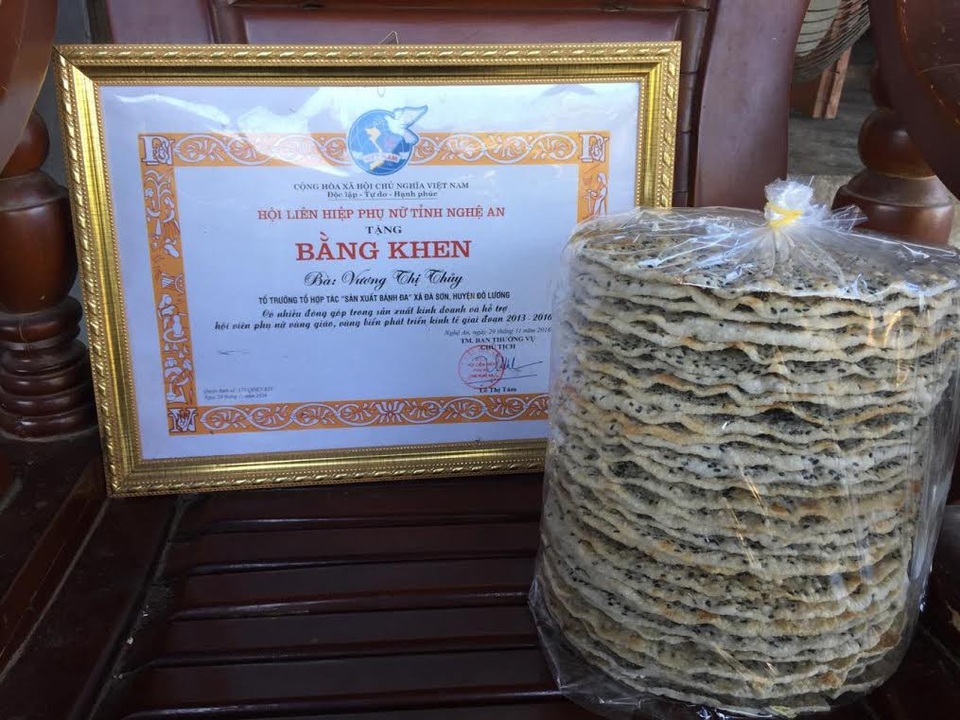 Làng nghề bánh đa ở xứ Nghệ vẫn luôn đỏ lửa giữa trời nắng 40 độ C - 5 Nhiều hộ gia đình đã được hợp tác xã tặng bằng khen cho sản phẩm chất lượng. Ảnh: Mỹ Hà
