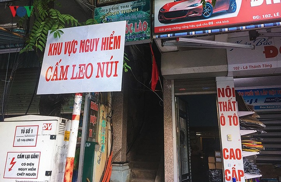 Du khách vẫn leo núi Bài Thơ bất chấp lệnh cấm - 3