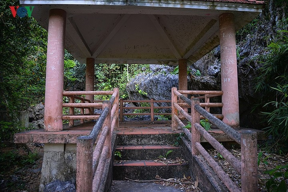 Du khách vẫn leo núi Bài Thơ bất chấp lệnh cấm - 6