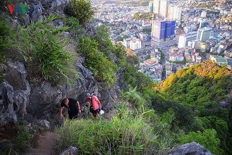 Du khách vẫn leo núi Bài Thơ bất chấp lệnh cấm - 7