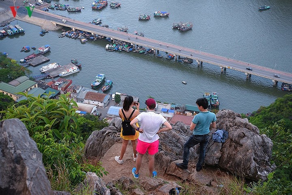 Du khách vẫn leo núi Bài Thơ bất chấp lệnh cấm - 10