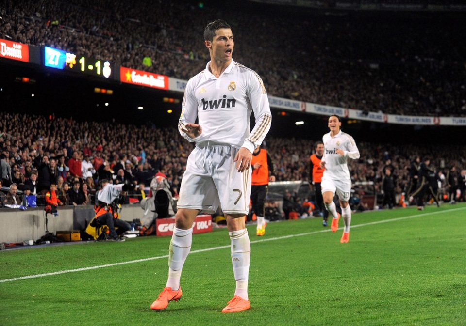Những khoảnh khắc đẹp nhất của C.Ronaldo ở Real Madrid - 4
Pha ăn mừng của C.Ronaldo trong trận Siêu kinh điển ở Nou Camp, với ngụ ý muốn các CĐV Barcelona im lặng