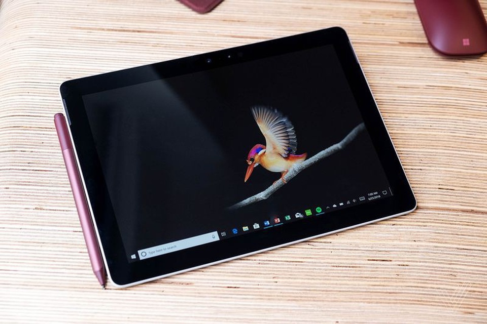 Microsoft lần đầu trình làng máy tính bảng Surface cỡ nhỏ, giá rẻ - 1 Surface Go là phiên bản nhỏ và rẻ nhất thuộc dòng Surface của Microsoft